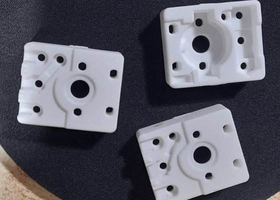 Ceramica ad alta densità dell'ossido dell'allumina con la costante dielettrica 9,6 per le applicazioni di B2B