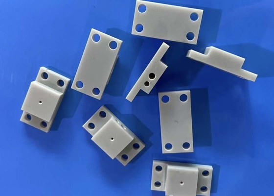 La ceramica del nitruro di allumina parte la resistenza dielettrica 4.5-5.5x10-6/K di 15KV/mm