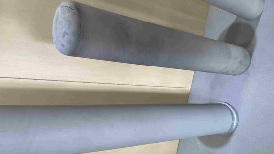 Tubo di protezione in ceramica al nitruro di silicio ad alta purezza nero grigio resistenza dielettrica utilizzato in liquido alcalino acido