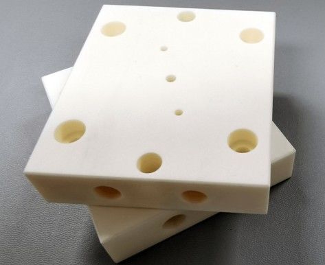 400 MPa Resistenza flessibile Al2O3 Ceramica 1014 Ω·cm Resistenza al volume 20 KV/mm Tensione di rottura