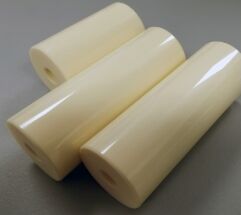 Resistenza al volume 1014 Ωcm Al2O3 Resistenza all'isolamento ceramico 1012 Ωcm Isolatore elettrico per applicazioni industriali